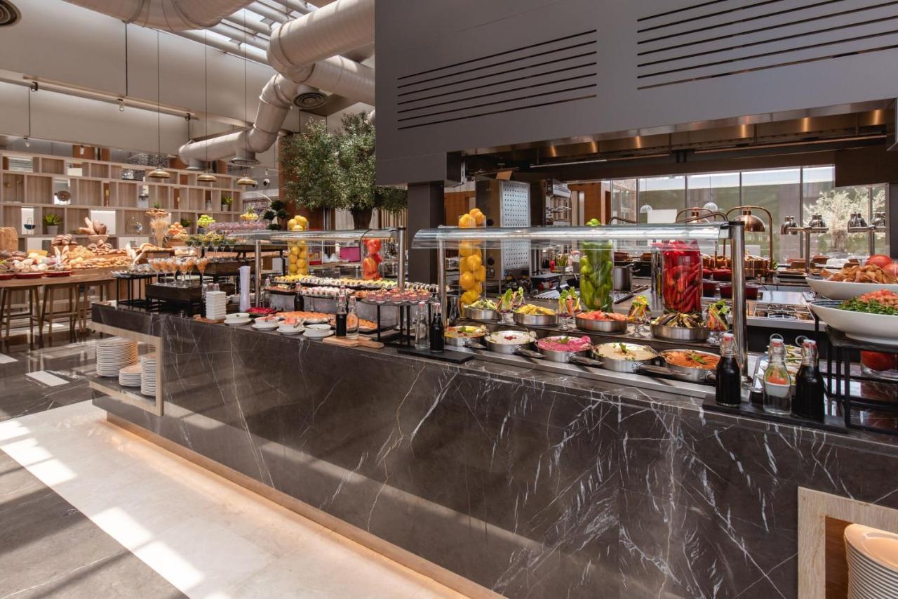 Jeddah Marriott Hotel Madinah Road Eksteriør bilde The buffet at the hotel