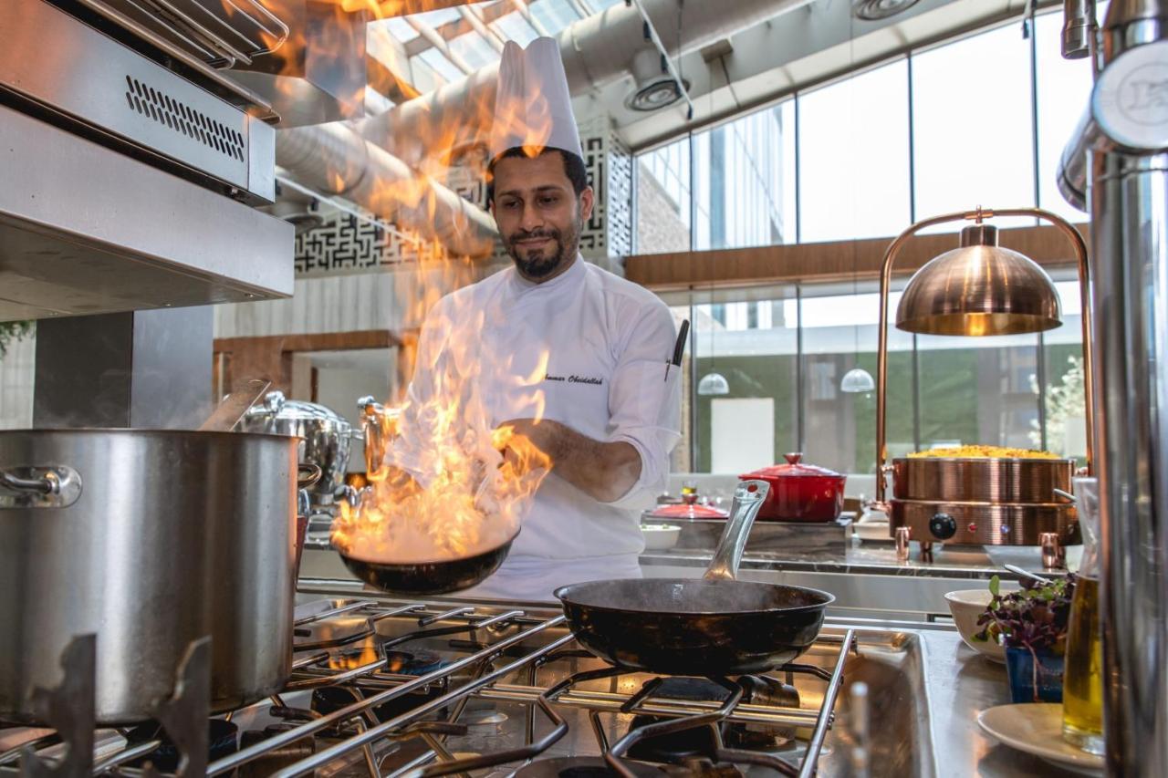 Jeddah Marriott Hotel Madinah Road Eksteriør bilde Chef cooking with a flambé torch