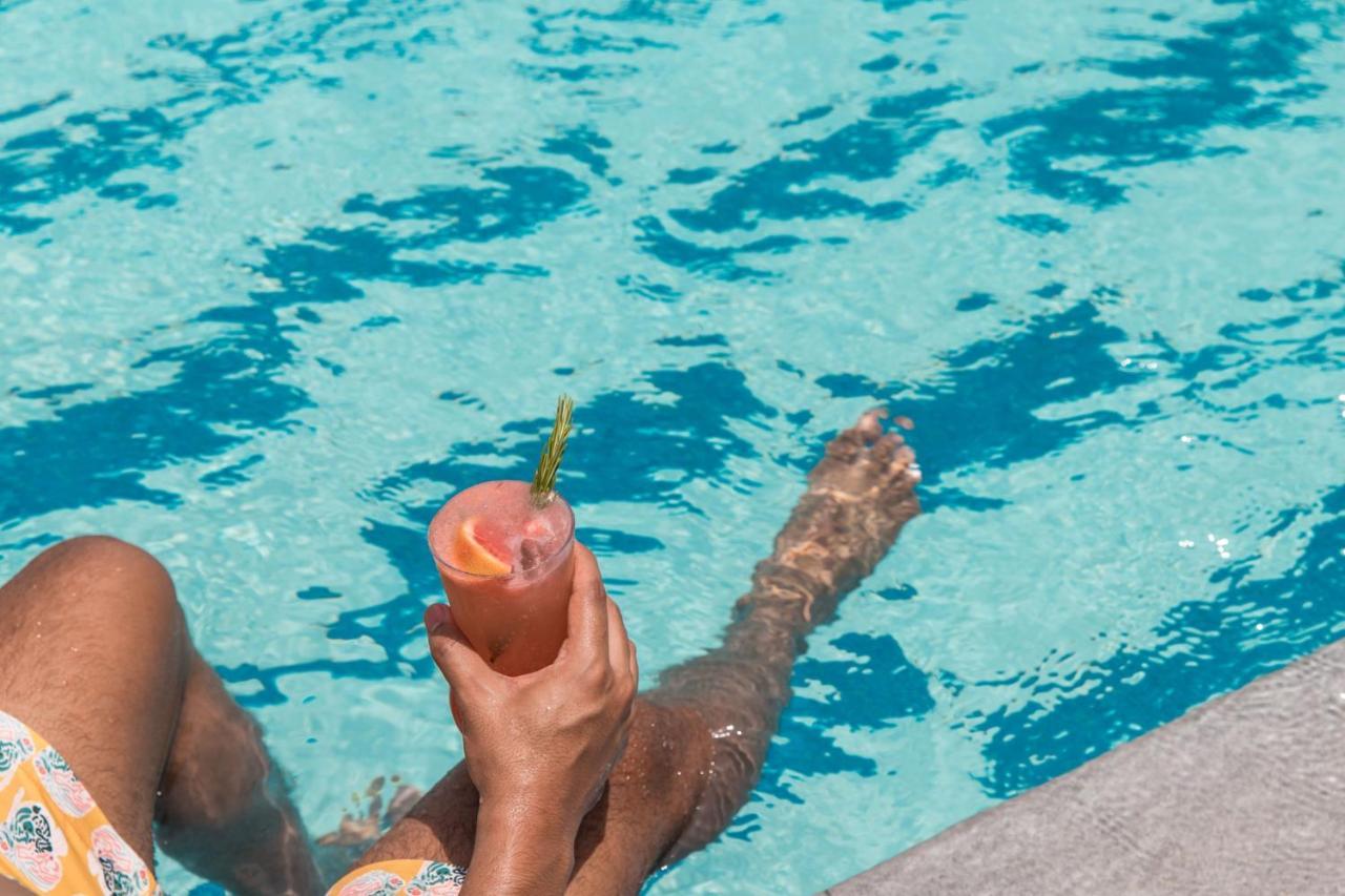 Jeddah Marriott Hotel Madinah Road Eksteriør bilde A woman holding a cocktail in a swimming pool