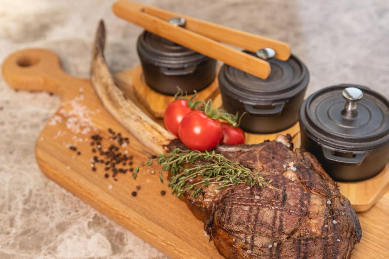 Jeddah Marriott Hotel Madinah Road Eksteriør bilde A steak prepared with the dry-aging technique