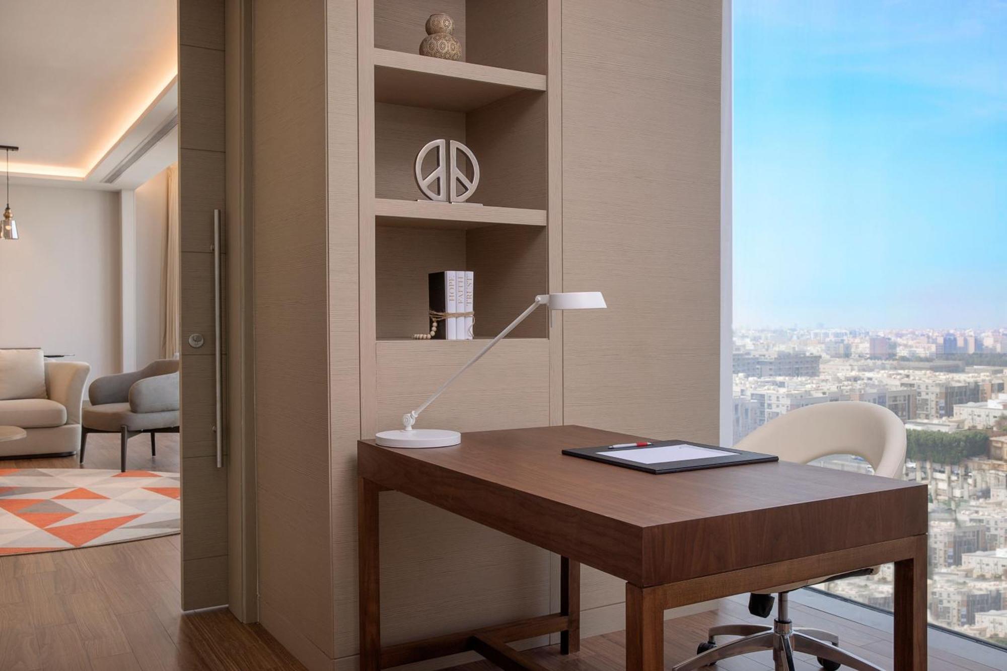 Jeddah Marriott Hotel Madinah Road Eksteriør bilde A work desk in a hotel room