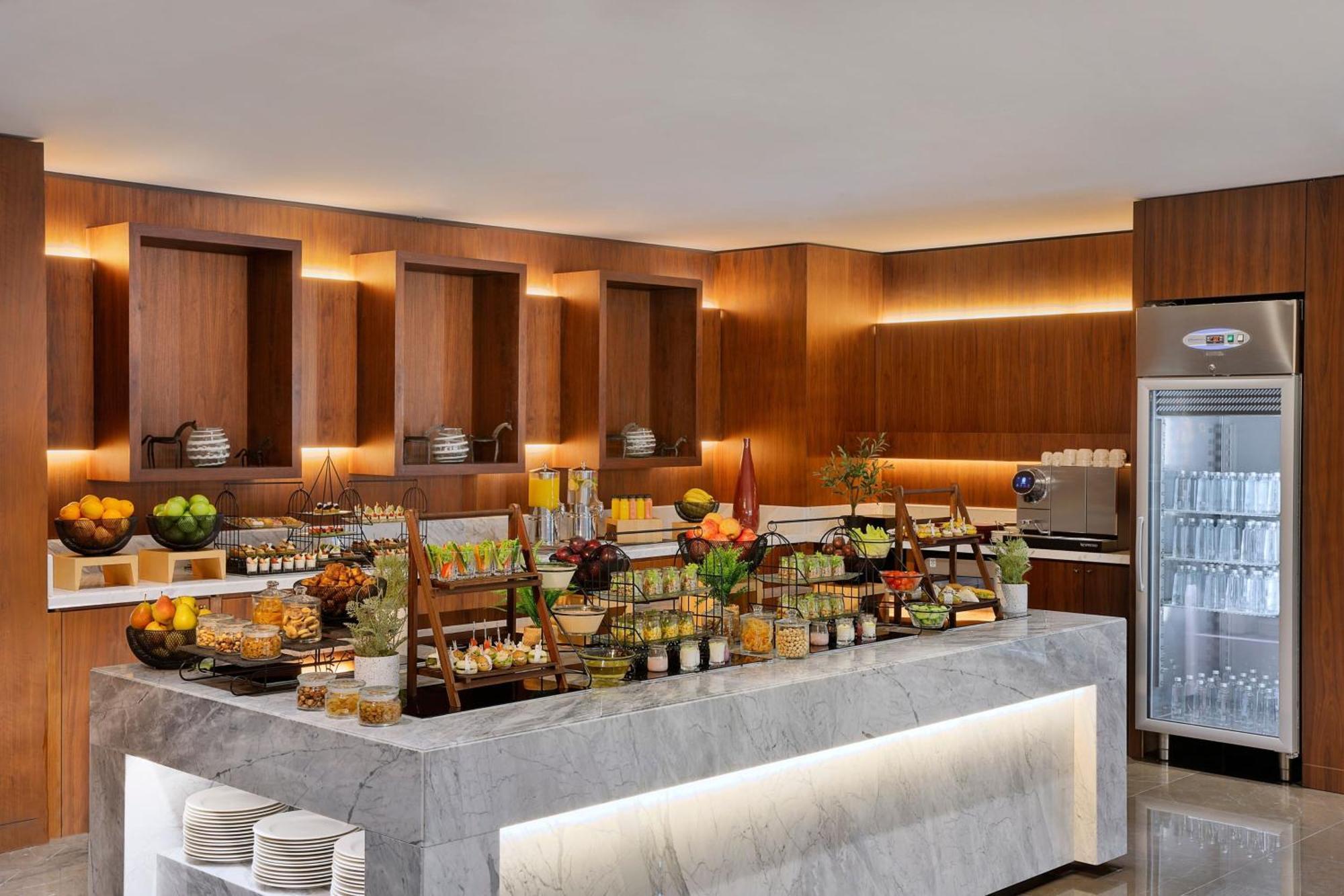 Jeddah Marriott Hotel Madinah Road Eksteriør bilde The buffet at the lounge