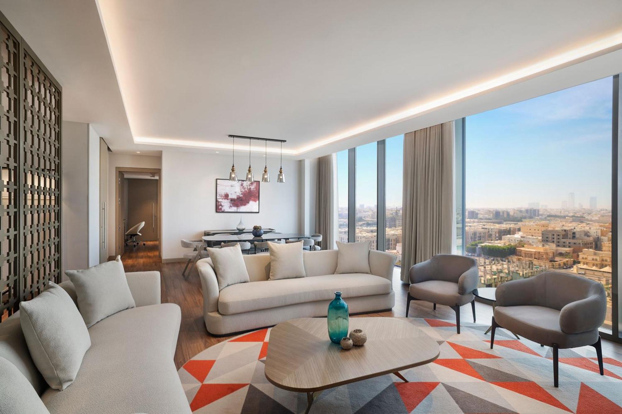 Jeddah Marriott Hotel Madinah Road Eksteriør bilde The living room of a three-bedroom apartment