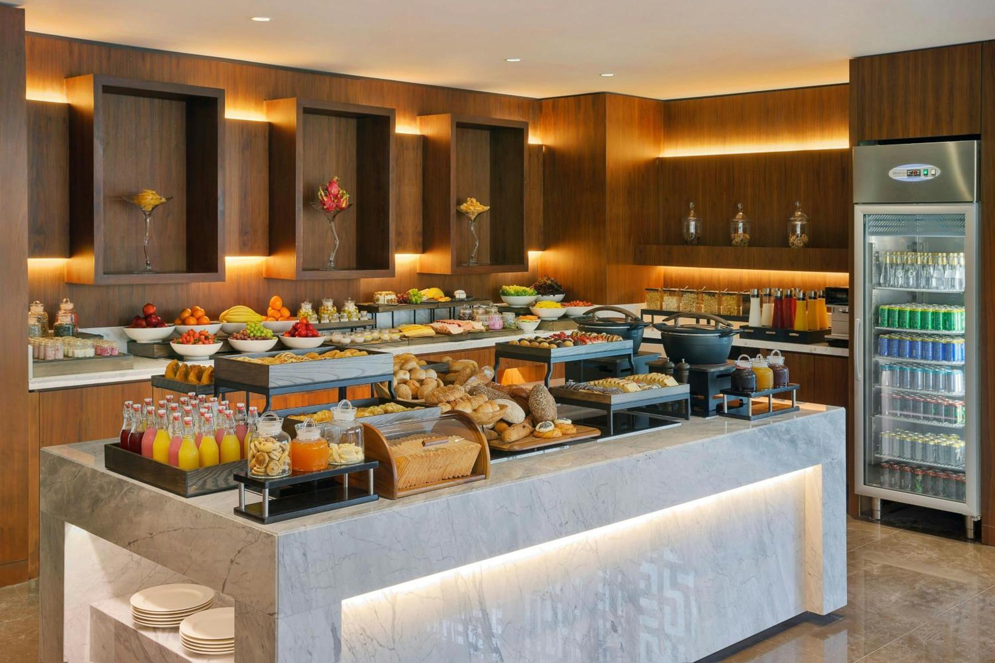 Jeddah Marriott Hotel Madinah Road Eksteriør bilde A buffet at a hotel